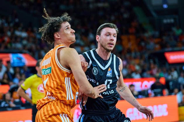 Alec Anigbata (ratiopharm ulm, 21), Niklas Wimberg (Veolia Towers Hamburg, 17) GER, ratiopharm ulm vs. Veolia Towers Hamburg, Basketball, 31. Spieltag, EasyCredit BBL, Spielzeit 2025 2026, 25.04.2026 GER, ratiopharm ulm vs. Veolia Towers Hamburg, Basketball, 31. Spieltag, EasyCredit BBL, Spielzeit 2025 2026, 25.04.2026 Neu-Ulm Copyright: xEibner-Pressefoto GeraldxOelze-dexStoppanyx EP_ODS