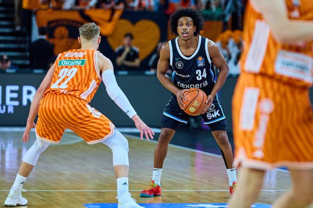 Thomas Klepeisz (ratiopharm ulm, 22), Ross Williams (Veolia Towers Hamburg, 34) GER, ratiopharm ulm vs. Veolia Towers Hamburg, Basketball, 31. Spieltag, EasyCredit BBL, Spielzeit 2025 2026, 25.04.2026 GER, ratiopharm ulm vs. Veolia Towers Hamburg, Basketball, 31. Spieltag, EasyCredit BBL, Spielzeit 2025 2026, 25.04.2026 Neu-Ulm Copyright: xEibner-Pressefoto GeraldxOelze-dexStoppanyx EP_ODS
