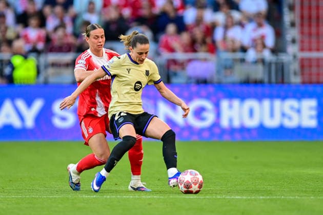 v.li.: Klara BUEHL (FC Bayern, FCB, 17) Ona BATLLE (Barcelona, 22) im Zweikampf, Duell, duel, tackle, Dynamik, Action, Aktion, 25.04.2026, München (Deutschland), Fussball, UEFA Womens Champions League, Halbfinale, FC Bayern München - FC Barcelona, Barca