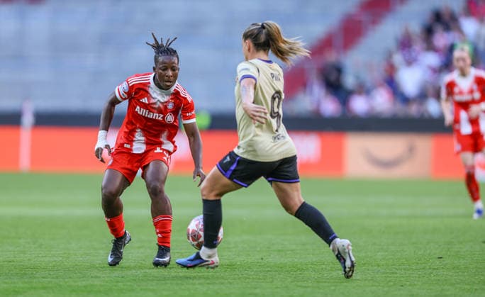 GER, München, Bayern München vs FC Barcelona, Barca Women s Champions League, Fussball, UEFA, Spielzeit 2025 2026, Allianz Arena, Halbfinale, Hinspiel im Bild v.l.: Bernadette Amani (Bayern München 15), Claudia Pina (FC Barcelona 9) DFB DFL REGULATIONS PROHIBIT ANY USE OF PHOTOGRAPHS AS IMAGE SEQUENCES AND OR QUASI-VIDEO, 25.04.2026 Copyright: HMBxMedia HendrikxHamelau