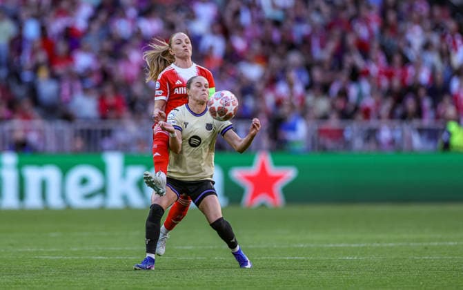 GER, München, Bayern München vs FC Barcelona, Barca Women s Champions League, Fussball, UEFA, Spielzeit 2025 2026, Allianz Arena, Halbfinale, Hinspiel im Bild v.l.: Glodis Perla Viggosdottir (Bayern München 4), Ewa Pajor (FC Barcelona 17), Zweikampf DFB DFL REGULATIONS PROHIBIT ANY USE OF PHOTOGRAPHS AS IMAGE SEQUENCES AND OR QUASI-VIDEO, 25.04.2026 Copyright: HMBxMedia HendrikxHamelau