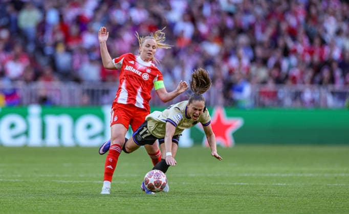 GER, München, Bayern München vs FC Barcelona, Barca Women s Champions League, Fussball, UEFA, Spielzeit 2025 2026, Allianz Arena, Halbfinale, Hinspiel im Bild v.l.: Glodis Perla Viggosdottir (Bayern München 4), Ewa Pajor (FC Barcelona 17), Zweikampf DFB DFL REGULATIONS PROHIBIT ANY USE OF PHOTOGRAPHS AS IMAGE SEQUENCES AND OR QUASI-VIDEO, 25.04.2026 Copyright: HMBxMedia HendrikxHamelau