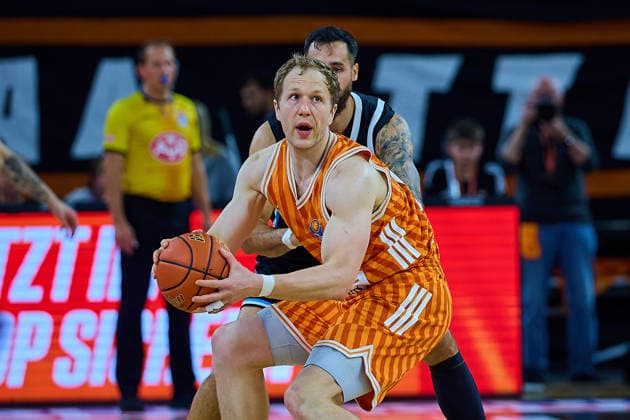 Christian Sengfelder (ratiopharm ulm, 43) sichert den Ball GER, ratiopharm ulm vs. Veolia Towers Hamburg, Basketball, 31. Spieltag, EasyCredit BBL, Spielzeit 2025 2026, 25.04.2026 GER, ratiopharm ulm vs. Veolia Towers Hamburg, Basketball, 31. Spieltag, EasyCredit BBL, Spielzeit 2025 2026, 25.04.2026 Neu-Ulm Copyright: xEibner-Pressefoto GeraldxOelze-dexStoppanyx EP_ODS