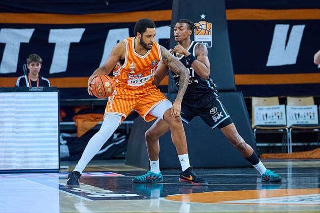 Zweikampf, Duell zwischen Joel Soriano (ratiopharm ulm, 12) und Karl Gable II (Veolia Towers Hamburg, 27) GER, ratiopharm ulm vs. Veolia Towers Hamburg, Basketball, 31. Spieltag, EasyCredit BBL, Spielzeit 2025 2026, 25.04.2026 GER, ratiopharm ulm vs. Veolia Towers Hamburg, Basketball, 31. Spieltag, EasyCredit BBL, Spielzeit 2025 2026, 25.04.2026 Neu-Ulm Copyright: xEibner-Pressefoto GeraldxOelze-dexStoppanyx EP_ODS