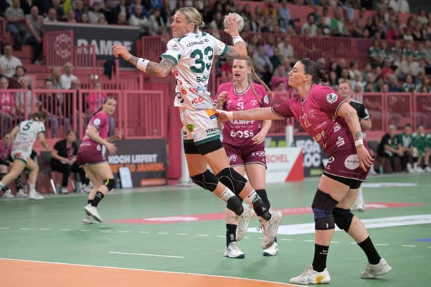 Luisa Schulze (FrischAuf Goeppingen, 33) am mit Ball gegen Gabriela Clausson Bitolo (TusSies Metzingen, 22) TusSies Metzingen vs. FrischAuf Goeppingen , Handball, Alsco HBF, 2. Play-Off Ligaspieltag, Saison 2025 2026, 25.04.2026 TusSies Metzingen vs. FrischAuf Goeppingen , Handball, Alsco HBF, 2. Play-Off Ligaspieltag, Saison 2025 2026, 25.04.2026 Tuebingen Copyright: xEibner-Pressefoto TobiasxBaurx EP_TBR