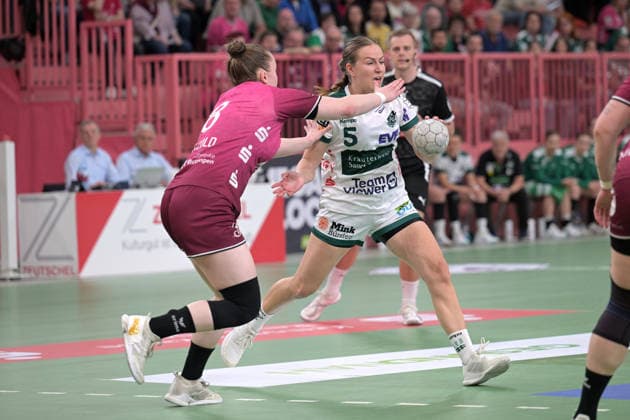Ann Kynast (FrischAuf Goeppingen, 05) am mit Ball gegen Ida Petzold (TusSies Metzingen, 08) TusSies Metzingen vs. FrischAuf Goeppingen , Handball, Alsco HBF, 2. Play-Off Ligaspieltag, Saison 2025 2026, 25.04.2026 TusSies Metzingen vs. FrischAuf Goeppingen , Handball, Alsco HBF, 2. Play-Off Ligaspieltag, Saison 2025 2026, 25.04.2026 Tuebingen Copyright: xEibner-Pressefoto TobiasxBaurx EP_TBR