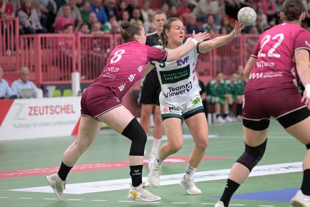 Ann Kynast (FrischAuf Goeppingen, 05) am mit Ball gegen Ida Petzold (TusSies Metzingen, 08) TusSies Metzingen vs. FrischAuf Goeppingen , Handball, Alsco HBF, 2. Play-Off Ligaspieltag, Saison 2025 2026, 25.04.2026 TusSies Metzingen vs. FrischAuf Goeppingen , Handball, Alsco HBF, 2. Play-Off Ligaspieltag, Saison 2025 2026, 25.04.2026 Tuebingen Copyright: xEibner-Pressefoto TobiasxBaurx EP_TBR