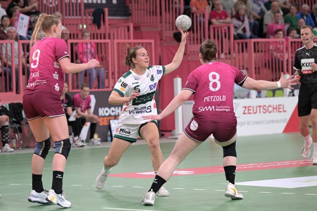 Ann Kynast (FrischAuf Goeppingen, 05) am mit Ball gegen Naina Klein (TusSies Metzingen, 09) und Ida Petzold (TusSies Metzingen, 08) TusSies Metzingen vs. FrischAuf Goeppingen , Handball, Alsco HBF, 2. Play-Off Ligaspieltag, Saison 2025 2026, 25.04.2026 TusSies Metzingen vs. FrischAuf Goeppingen , Handball, Alsco HBF, 2. Play-Off Ligaspieltag, Saison 2025 2026, 25.04.2026 Tuebingen Copyright: xEibner-Pressefoto TobiasxBaurx EP_TBR