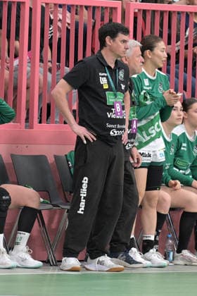 Nico Kiener (FrischAuf Goeppingen, Trainer) TusSies Metzingen vs. FrischAuf Goeppingen , Handball, Alsco HBF, 2. Play-Off Ligaspieltag, Saison 2025 2026, 25.04.2026 TusSies Metzingen vs. FrischAuf Goeppingen , Handball, Alsco HBF, 2. Play-Off Ligaspieltag, Saison 2025 2026, 25.04.2026 Tuebingen Copyright: xEibner-Pressefoto TobiasxBaurx EP_TBR