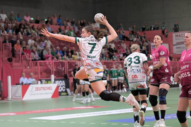 Lea Watzl (FrischAuf Goeppingen, 07) beim Wurf Tor TusSies Metzingen vs. FrischAuf Goeppingen , Handball, Alsco HBF, 2. Play-Off Ligaspieltag, Saison 2025 2026, 25.04.2026 TusSies Metzingen vs. FrischAuf Goeppingen , Handball, Alsco HBF, 2. Play-Off Ligaspieltag, Saison 2025 2026, 25.04.2026 Tuebingen Copyright: xEibner-Pressefoto TobiasxBaurx EP_TBR