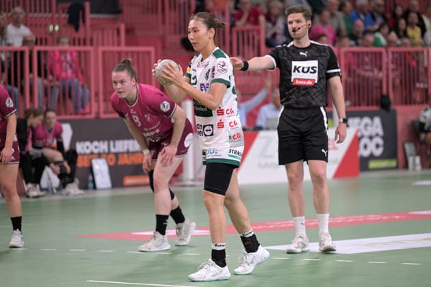 Haruno Sasaki (FrischAuf Goeppingen, 32) beim 7-Meter TusSies Metzingen vs. FrischAuf Goeppingen , Handball, Alsco HBF, 2. Play-Off Ligaspieltag, Saison 2025 2026, 25.04.2026 TusSies Metzingen vs. FrischAuf Goeppingen , Handball, Alsco HBF, 2. Play-Off Ligaspieltag, Saison 2025 2026, 25.04.2026 Tuebingen Copyright: xEibner-Pressefoto TobiasxBaurx EP_TBR