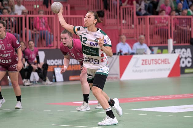 Haruno Sasaki (FrischAuf Goeppingen, 32) beim 7-Meter TusSies Metzingen vs. FrischAuf Goeppingen , Handball, Alsco HBF, 2. Play-Off Ligaspieltag, Saison 2025 2026, 25.04.2026 TusSies Metzingen vs. FrischAuf Goeppingen , Handball, Alsco HBF, 2. Play-Off Ligaspieltag, Saison 2025 2026, 25.04.2026 Tuebingen Copyright: xEibner-Pressefoto TobiasxBaurx EP_TBR