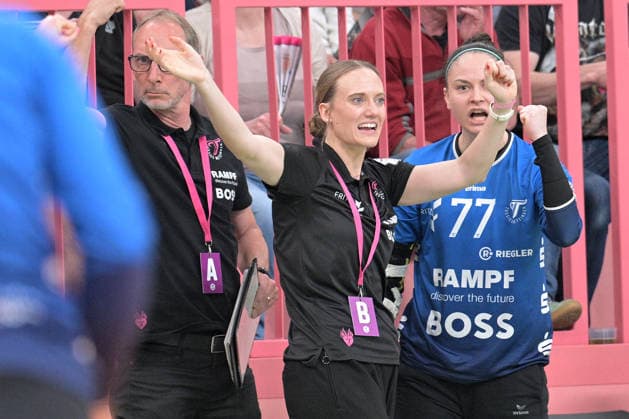 Miriam Hirsch (TusSies Metzingen, Trainerin) gib Anweisung an ihr Team TusSies Metzingen vs. FrischAuf Goeppingen , Handball, Alsco HBF, 2. Play-Off Ligaspieltag, Saison 2025 2026, 25.04.2026 TusSies Metzingen vs. FrischAuf Goeppingen , Handball, Alsco HBF, 2. Play-Off Ligaspieltag, Saison 2025 2026, 25.04.2026 Tuebingen Copyright: xEibner-Pressefoto TobiasxBaurx EP_TBR