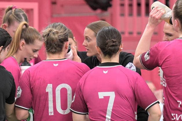 Miriam Hirsch (TusSies Metzingen, Trainerin) im Time Out TusSies Metzingen vs. FrischAuf Goeppingen , Handball, Alsco HBF, 2. Play-Off Ligaspieltag, Saison 2025 2026, 25.04.2026 TusSies Metzingen vs. FrischAuf Goeppingen , Handball, Alsco HBF, 2. Play-Off Ligaspieltag, Saison 2025 2026, 25.04.2026 Tuebingen Copyright: xEibner-Pressefoto TobiasxBaurx EP_TBR