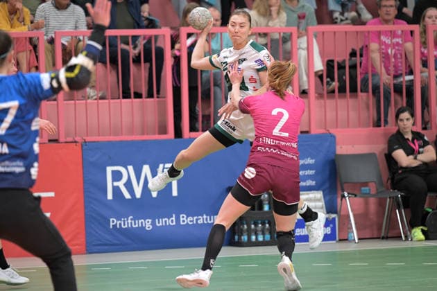 Haruno Sasaki (FrischAuf Goeppingen, 32) beim Wurf Tor gegen Selina Lindemann (TusSies Metzingen, 02) TusSies Metzingen vs. FrischAuf Goeppingen , Handball, Alsco HBF, 2. Play-Off Ligaspieltag, Saison 2025 2026, 25.04.2026 TusSies Metzingen vs. FrischAuf Goeppingen , Handball, Alsco HBF, 2. Play-Off Ligaspieltag, Saison 2025 2026, 25.04.2026 Tuebingen Copyright: xEibner-Pressefoto TobiasxBaurx EP_TBR