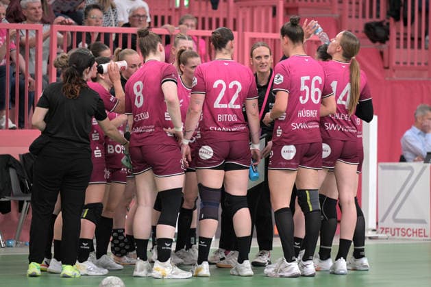 Miriam Hirsch (TusSies Metzingen, Trainerin) im Time Out im Kreis ihrer Mannschaft TusSies Metzingen vs. FrischAuf Goeppingen , Handball, Alsco HBF, 2. Play-Off Ligaspieltag, Saison 2025 2026, 25.04.2026 TusSies Metzingen vs. FrischAuf Goeppingen , Handball, Alsco HBF, 2. Play-Off Ligaspieltag, Saison 2025 2026, 25.04.2026 Tuebingen Copyright: xEibner-Pressefoto TobiasxBaurx EP_TBR