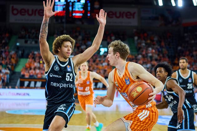 Zacharie Perrin (Veolia Towers Hamburg, 52), Tobias Jensen (ratiopharm ulm, 07), Ross Williams (Veolia Towers Hamburg, 34) GER, ratiopharm ulm vs. Veolia Towers Hamburg, Basketball, 31. Spieltag, EasyCredit BBL, Spielzeit 2025 2026, 25.04.2026 GER, ratiopharm ulm vs. Veolia Towers Hamburg, Basketball, 31. Spieltag, EasyCredit BBL, Spielzeit 2025 2026, 25.04.2026 Neu-Ulm Copyright: xEibner-Pressefoto GeraldxOelze-dexStoppanyx EP_ODS