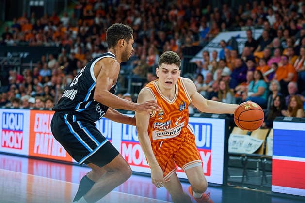 Zweikampf, Duell zwischen Kenneth Ogbe (Veolia Towers Hamburg, 25), Diego Garavaglia (ratiopharm ulm, 23) GER, ratiopharm ulm vs. Veolia Towers Hamburg, Basketball, 31. Spieltag, EasyCredit BBL, Spielzeit 2025 2026, 25.04.2026 GER, ratiopharm ulm vs. Veolia Towers Hamburg, Basketball, 31. Spieltag, EasyCredit BBL, Spielzeit 2025 2026, 25.04.2026 Neu-Ulm Copyright: xEibner-Pressefoto GeraldxOelze-dexStoppanyx EP_ODS