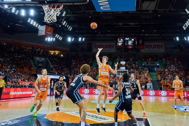 Wurf Tobias Jensen (ratiopharm ulm, 07) GER, ratiopharm ulm vs. Veolia Towers Hamburg, Basketball, 31. Spieltag, EasyCredit BBL, Spielzeit 2025 2026, 25.04.2026 GER, ratiopharm ulm vs. Veolia Towers Hamburg, Basketball, 31. Spieltag, EasyCredit BBL, Spielzeit 2025 2026, 25.04.2026 Neu-Ulm Copyright: xEibner-Pressefoto GeraldxOelze-dexStoppanyx EP_ODS