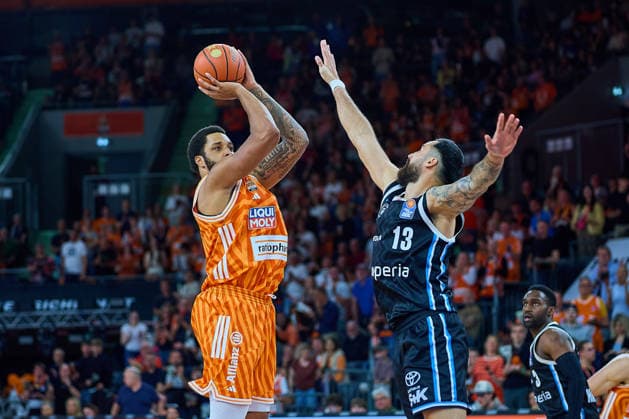 Korbwurf Joel Soriano (ratiopharm ulm, 12), Martin Breuning (Veolia Towers Hamburg, 13) GER, ratiopharm ulm vs. Veolia Towers Hamburg, Basketball, 31. Spieltag, EasyCredit BBL, Spielzeit 2025 2026, 25.04.2026 GER, ratiopharm ulm vs. Veolia Towers Hamburg, Basketball, 31. Spieltag, EasyCredit BBL, Spielzeit 2025 2026, 25.04.2026 Neu-Ulm Copyright: xEibner-Pressefoto GeraldxOelze-dexStoppanyx EP_ODS