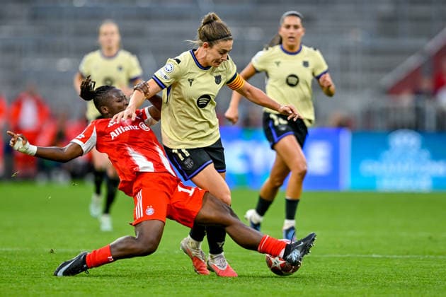 v.li.: Bernadette KAKAOUNAN (FC Bayern, FCB, 15) Alexia PUTELLAS (Barcelona, 11) im Zweikampf, Duell, duel, tackle, Dynamik, Action, Aktion, 25.04.2026, München (Deutschland), Fussball, UEFA Womens Champions League, Halbfinale, FC Bayern München - FC Barcelona, Barca