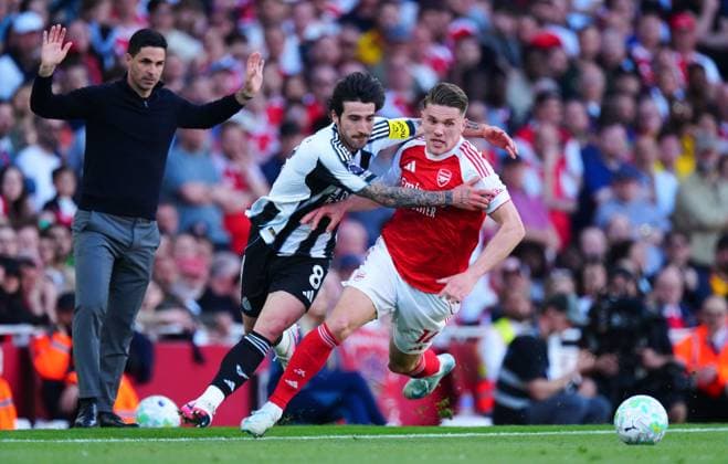 Sandro Tonali of Newcastle United battles with Viktor Gyokeres of Arsenal Arsenal v Newcastle United, Premier League, Football, Emirates Stadium, London, UK - 25 Apr 2026London Emirates Stadium United Kingdom EDITORIAL USE ONLY No use with unauthorised audio, video, data, fixture lists, club league logos or live services. Online in-match use limited to 120 images, no video emulation. No use in betting, games or single club league player publications. Copyright: xJavierxGarcia Shutterstockx 16838834al