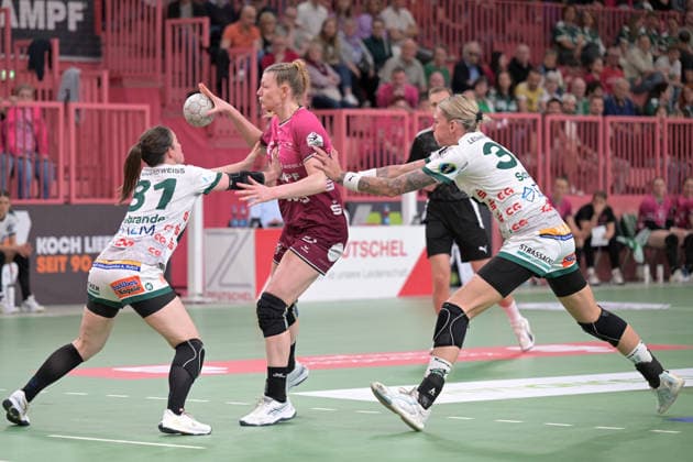 Naina Klein (TusSies Metzingen, 09) am mit Ball gegen Lea Neubrander (FrischAuf Goeppingen, 81) und Luisa Schulze (FrischAuf Goeppingen, 33) TusSies Metzingen vs. FrischAuf Goeppingen , Handball, Alsco HBF, 2. Play-Off Ligaspieltag, Saison 2025 2026, 25.04.2026 TusSies Metzingen vs. FrischAuf Goeppingen , Handball, Alsco HBF, 2. Play-Off Ligaspieltag, Saison 2025 2026, 25.04.2026 Tuebingen Copyright: xEibner-Pressefoto TobiasxBaurx EP_TBR