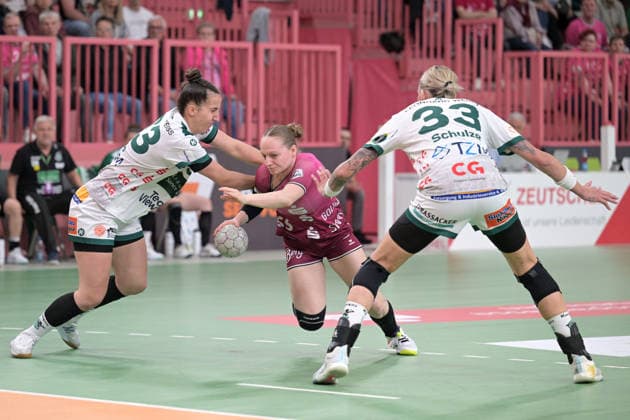 Katharina Goldammer (TusSies Metzingen, 15) am mit Ball gegen Stephanie Elies (FrischAuf Goeppingen, 63) und Luisa Schulze (FrischAuf Goeppingen, 33) TusSies Metzingen vs. FrischAuf Goeppingen , Handball, Alsco HBF, 2. Play-Off Ligaspieltag, Saison 2025 2026, 25.04.2026 TusSies Metzingen vs. FrischAuf Goeppingen , Handball, Alsco HBF, 2. Play-Off Ligaspieltag, Saison 2025 2026, 25.04.2026 Tuebingen Copyright: xEibner-Pressefoto TobiasxBaurx EP_TBR