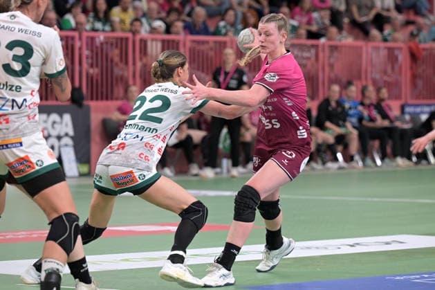 Naina Klein (TusSies Metzingen, 09) am mit Ball gegen Sina Ehmann (FrischAuf Goeppingen, 22) TusSies Metzingen vs. FrischAuf Goeppingen , Handball, Alsco HBF, 2. Play-Off Ligaspieltag, Saison 2025 2026, 25.04.2026 TusSies Metzingen vs. FrischAuf Goeppingen , Handball, Alsco HBF, 2. Play-Off Ligaspieltag, Saison 2025 2026, 25.04.2026 Tuebingen Copyright: xEibner-Pressefoto TobiasxBaurx EP_TBR
