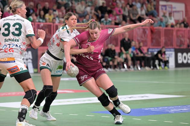 Naina Klein (TusSies Metzingen, 09) am mit Ball gegen Sina Ehmann (FrischAuf Goeppingen, 22) TusSies Metzingen vs. FrischAuf Goeppingen , Handball, Alsco HBF, 2. Play-Off Ligaspieltag, Saison 2025 2026, 25.04.2026 TusSies Metzingen vs. FrischAuf Goeppingen , Handball, Alsco HBF, 2. Play-Off Ligaspieltag, Saison 2025 2026, 25.04.2026 Tuebingen Copyright: xEibner-Pressefoto TobiasxBaurx EP_TBR