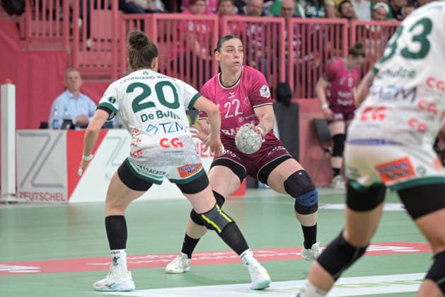 Gabriela Clausson Bitolo (TusSies Metzingen, 22) am mit Ball gegen Louisa De Bellis (FrischAuf Goeppingen, 20) TusSies Metzingen vs. FrischAuf Goeppingen , Handball, Alsco HBF, 2. Play-Off Ligaspieltag, Saison 2025 2026, 25.04.2026 TusSies Metzingen vs. FrischAuf Goeppingen , Handball, Alsco HBF, 2. Play-Off Ligaspieltag, Saison 2025 2026, 25.04.2026 Tuebingen Copyright: xEibner-Pressefoto TobiasxBaurx EP_TBR