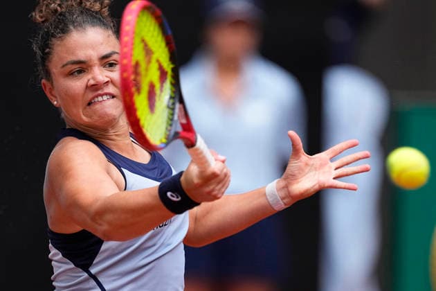 April 25, 2026, Madrid, Madrid, Spain: Jasmine Paolini of Italy plays against Hailey Baptiste of USA during the Mutua Madrid Open 2026, ATP, Tennis Herren Masters 1000 and WTA, Tennis Damen 1000, at La Caja Magica on April 25, 2026 in Madrid, Spain. Mutua Madrid Open 2026 - Day 6 - ZUMAa181 20260425_zaa_a181_301 Copyright: xOscarxJ.xBarrosox