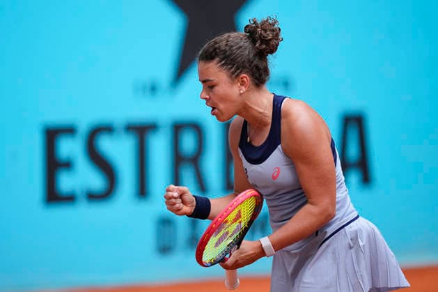 April 25, 2026, Madrid, Madrid, Spain: Jasmine Paolini of Italy reacts against Hailey Baptiste of USA during the Mutua Madrid Open 2026, ATP, Tennis Herren Masters 1000 and WTA, Tennis Damen 1000, at La Caja Magica on April 25, 2026 in Madrid, Spain. Mutua Madrid Open 2026 - Day 6 - ZUMAa181 20260425_zaa_a181_299 Copyright: xOscarxJ.xBarrosox