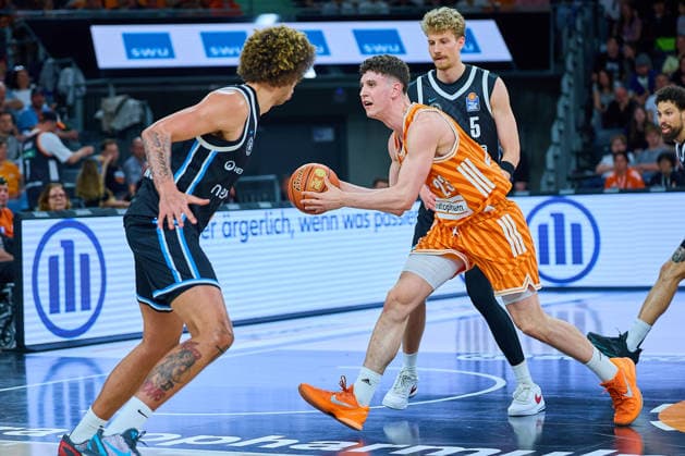 Zacharie Perrin (Veolia Towers Hamburg, 52), Diego Garavaglia (ratiopharm ulm, 23), Zsombor Maronka (Veolia Towers Hamburg, 05) GER, ratiopharm ulm vs. Veolia Towers Hamburg, Basketball, 31. Spieltag, EasyCredit BBL, Spielzeit 2025 2026, 25.04.2026 GER, ratiopharm ulm vs. Veolia Towers Hamburg, Basketball, 31. Spieltag, EasyCredit BBL, Spielzeit 2025 2026, 25.04.2026 Neu-Ulm Copyright: xEibner-Pressefoto GeraldxOelze-dexStoppanyx EP_ODS