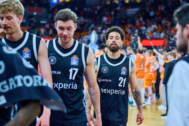 Zsombor Maronka (Veolia Towers Hamburg, 05), Niklas Wimberg (Veolia Towers Hamburg, 17), Devon Daniels (Veolia Towers Hamburg, 21) enttaeuscht, Enttaeuschung nach Niederlage GER, ratiopharm ulm vs. Veolia Towers Hamburg, Basketball, 31. Spieltag, EasyCredit BBL, Spielzeit 2025 2026, 25.04.2026 GER, ratiopharm ulm vs. Veolia Towers Hamburg, Basketball, 31. Spieltag, EasyCredit BBL, Spielzeit 2025 2026, 25.04.2026 Neu-Ulm Copyright: xEibner-Pressefoto GeraldxOelze-dexStoppanyx EP_ODS