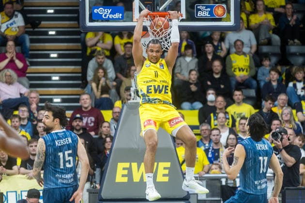 Oldenburg, Niedersachsen, DEU, 25.04.2026, Nicholas Tischler (Mitte, EWE Baskets Oldenburg), Marcel Keßen (links, MLP Academics Heidelberg) und Erol Ersek (rechts, MLP Academics Heidelberg). EWE Baskets Oldenburg vs. MLP Academics Heidelberg. Basketball. 1. Basketball-Bundesliga Saison 2025 2026, 31. Spieltag, Grosse EWE Arena. EWE Baskets Oldenburg vs. MLP Academics Heidelberg