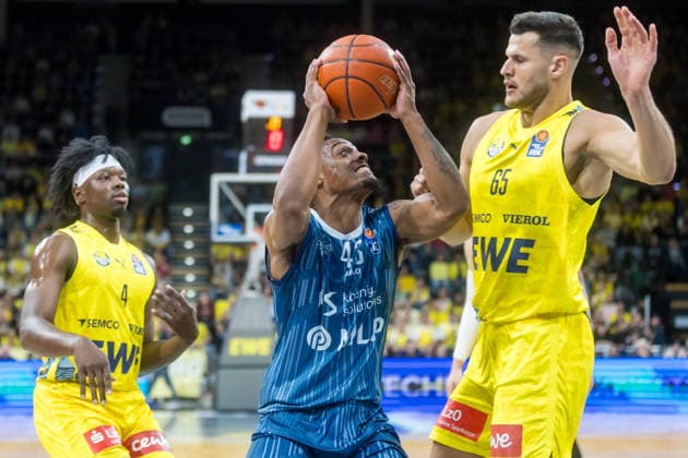 Oldenburg, Niedersachsen, DEU, 25.04.2026, Eric Reed II (links, MLP Academics Heidelberg), Filip Stanic (rechts, EWE Baskets Oldenburg) und Brian Fobbs (links, EWE Baskets Oldenburg). EWE Baskets Oldenburg vs. MLP Academics Heidelberg. Basketball. 1. Basketball-Bundesliga Saison 2025 2026, 31. Spieltag, Grosse EWE Arena. EWE Baskets Oldenburg vs. MLP Academics Heidelberg