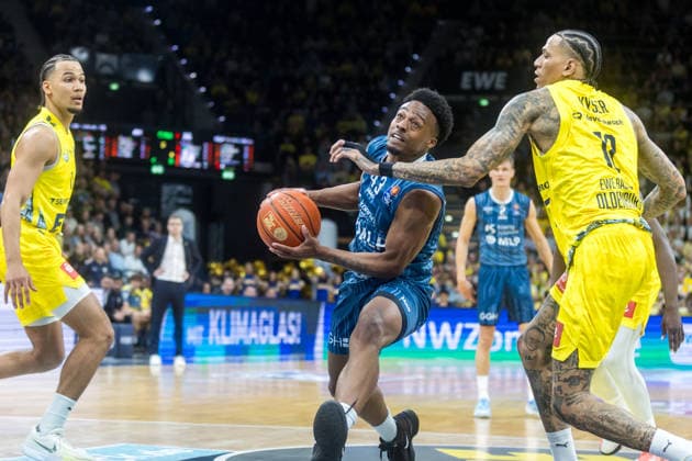 Oldenburg, Niedersachsen, DEU, 25.04.2026, Eric Reed II (Mitte, MLP Academics Heidelberg), Michale Kyser (rechts, EWE Baskets Oldenburg) und Nicholas Tischler (links, EWE Baskets Oldenburg). EWE Baskets Oldenburg vs. MLP Academics Heidelberg. Basketball. 1. Basketball-Bundesliga Saison 2025 2026, 31. Spieltag, Grosse EWE Arena. EWE Baskets Oldenburg vs. MLP Academics Heidelberg