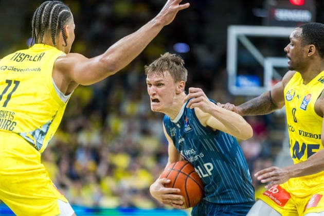 Oldenburg, Niedersachsen, DEU, 25.04.2026, Niklas Würzner (Mitte, MLP Academics Heidelberg), Kyle Lofton (rechts, EWE Baskets Oldenburg) und Nicholas Tischler (links, EWE Baskets Oldenburg), EWE Baskets Oldenburg vs. MLP Academics Heidelberg. Basketball. 1. Basketball-Bundesliga Saison 2025 2026, 31. Spieltag, Grosse EWE Arena. EWE Baskets Oldenburg vs. MLP Academics Heidelberg