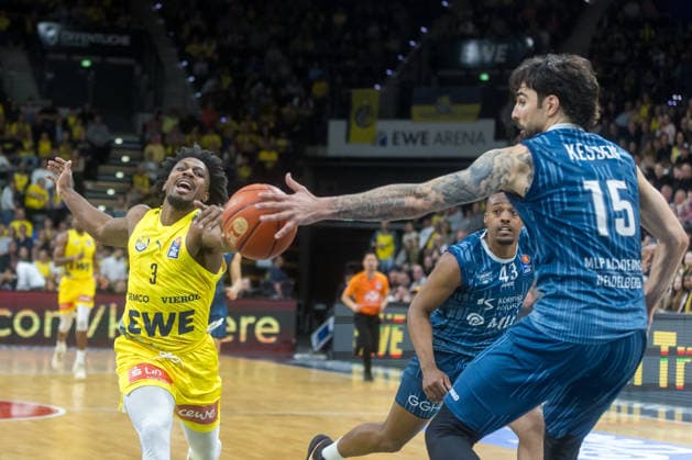 Oldenburg, Niedersachsen, DEU, 25.04.2026, Christopher Clemons (links, EWE Baskets Oldenburg), Eric Reed II (Mitte, MLP Academics Heidelberg) und Marcel Keßen (rechts, MLP Academics Heidelberg). EWE Baskets Oldenburg vs. MLP Academics Heidelberg. Basketball. 1. Basketball-Bundesliga Saison 2025 2026, 31. Spieltag, Grosse EWE Arena. EWE Baskets Oldenburg vs. MLP Academics Heidelberg