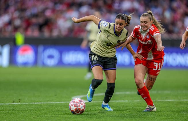 GER, München, Bayern München vs FC Barcelona, Barca Women s Champions League, Fussball, UEFA, Spielzeit 2025 2026, Allianz Arena, Halbfinale, Hinspiel im Bild v.l.: Clara Serrajordi (FC Barcelona 16), Georgia Stanway (Bayern München 31), Zweikampf DFB DFL REGULATIONS PROHIBIT ANY USE OF PHOTOGRAPHS AS IMAGE SEQUENCES AND OR QUASI-VIDEO, 25.04.2026 Copyright: HMBxMedia HendrikxHamelau