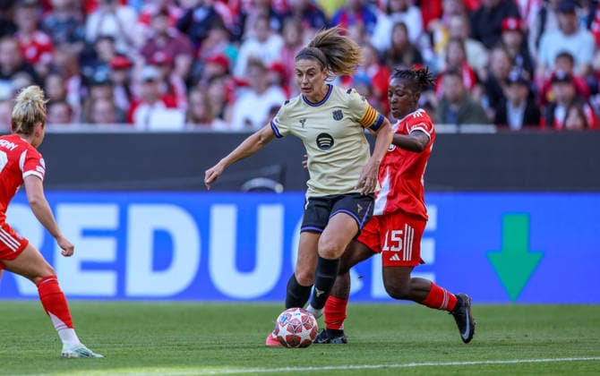 GER, München, Bayern München vs FC Barcelona, Barca Women s Champions League, Fussball, UEFA, Spielzeit 2025 2026, Allianz Arena, Halbfinale, Hinspiel im Bild v.l.: Alexia Putellas (FC Barcelona 11), Bernadette Amani (Bayern München 15) DFB DFL REGULATIONS PROHIBIT ANY USE OF PHOTOGRAPHS AS IMAGE SEQUENCES AND OR QUASI-VIDEO, 25.04.2026 Copyright: HMBxMedia HendrikxHamelau