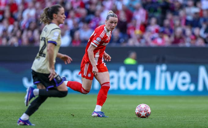 GER, München, Bayern München vs FC Barcelona, Barca Women s Champions League, Fussball, UEFA, Spielzeit 2025 2026, Allianz Arena, Halbfinale, Hinspiel im Bild: Franziska Kett (Bayern München 20) DFB DFL REGULATIONS PROHIBIT ANY USE OF PHOTOGRAPHS AS IMAGE SEQUENCES AND OR QUASI-VIDEO, 25.04.2026 Copyright: HMBxMedia HendrikxHamelau