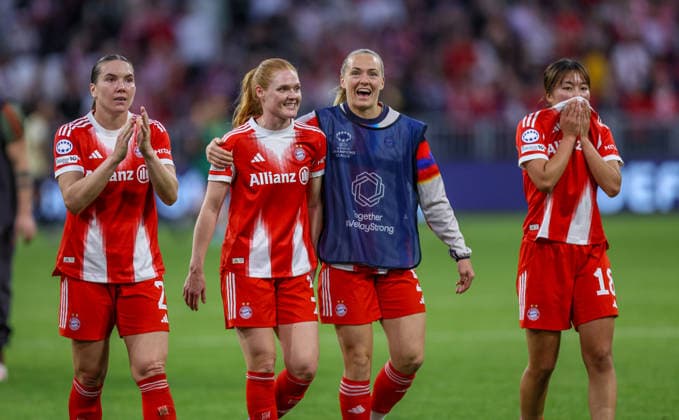 GER, München, Bayern München vs FC Barcelona, Barca Women s Champions League, Fussball, UEFA, Spielzeit 2025 2026, Allianz Arena, Halbfinale, Hinspiel im Bild: FC Bayern München nach dem Spiel, Freude und Emotionen, Stine Ballisager (Bayern München 3), Magdalena Eriksson (Bayern München 5) DFB DFL REGULATIONS PROHIBIT ANY USE OF PHOTOGRAPHS AS IMAGE SEQUENCES AND OR QUASI-VIDEO, 25.04.2026 Copyright: HMBxMedia HendrikxHamelau