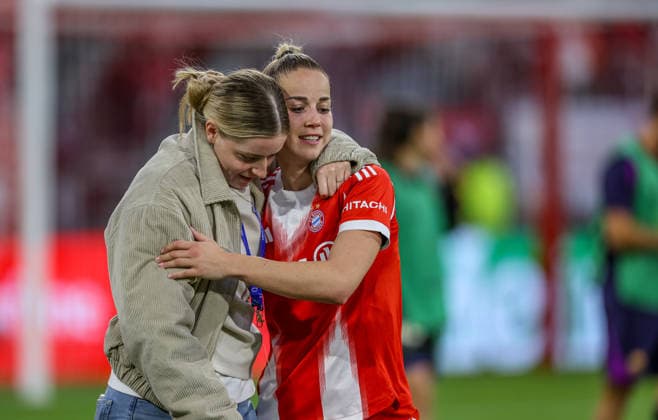 GER, München, Bayern München vs FC Barcelona, Barca Women s Champions League, Fussball, UEFA, Spielzeit 2025 2026, Allianz Arena, Halbfinale, Hinspiel im Bild v.l.: Alara Åžehitler (Bayern München 14) und Giulia Gwinn (Bayern München 7) nach dem Spiel DFB DFL REGULATIONS PROHIBIT ANY USE OF PHOTOGRAPHS AS IMAGE SEQUENCES AND OR QUASI-VIDEO, 25.04.2026 Copyright: HMBxMedia HendrikxHamelau