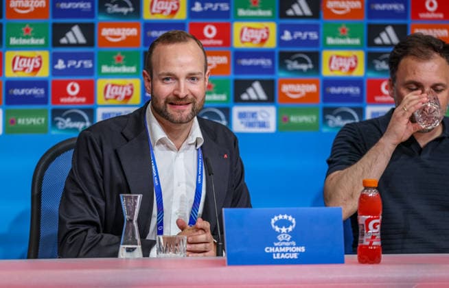 GER, München, Bayern München vs FC Barcelona, Barca Women s Champions League, Fussball, UEFA, Spielzeit 2025 2026, Allianz Arena, Halbfinale, Hinspiel im Bild: Josef Thaurer (Direktion Medien & Kommunikation FC Bayern München) DFB DFL REGULATIONS PROHIBIT ANY USE OF PHOTOGRAPHS AS IMAGE SEQUENCES AND OR QUASI-VIDEO, 25.04.2026 Copyright: HMBxMedia HendrikxHamelau