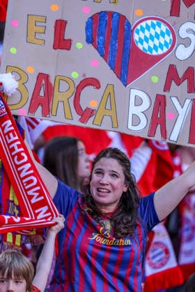 GER, München, Bayern München vs FC Barcelona, Barca Women s Champions League, Fussball, UEFA, Spielzeit 2025 2026, Allianz Arena, Halbfinale, Hinspiel im Bild: Fan Barcelona und Bayern München DFB DFL REGULATIONS PROHIBIT ANY USE OF PHOTOGRAPHS AS IMAGE SEQUENCES AND OR QUASI-VIDEO, 25.04.2026 Copyright: HMBxMedia HendrikxHamelau