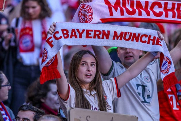 GER, München, Bayern München vs FC Barcelona, Barca Women s Champions League, Fussball, UEFA, Spielzeit 2025 2026, Allianz Arena, Halbfinale, Hinspiel im Bild: Fan Bayern München Frauen DFB DFL REGULATIONS PROHIBIT ANY USE OF PHOTOGRAPHS AS IMAGE SEQUENCES AND OR QUASI-VIDEO, 25.04.2026 Copyright: HMBxMedia HendrikxHamelau