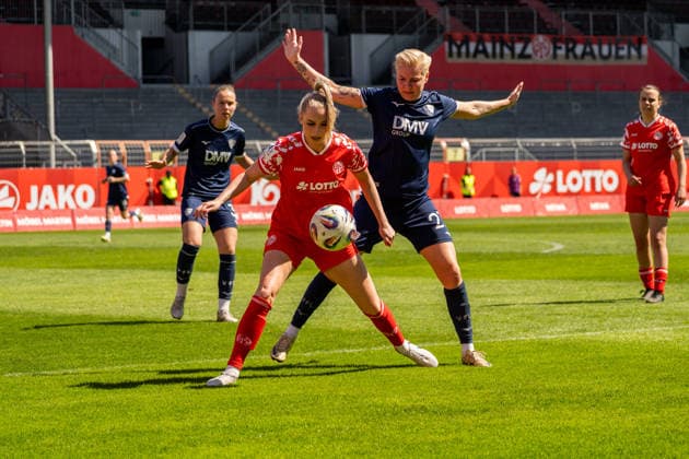 Spielszene, Zweikampf, v.l. Chiara Bouziane (1. FSV Mainz 05, 10), Sarah Freutel (VfL Bochum, 27), GER, 1. FSV Mainz 05 vs. VfL Bochum, Fussball, 2. Frauen-Bundesliga, 23. Spieltag, Saison 2025 2026, 26.04.2026, DFB REGULATIONS PROHIBIT ANY USE OF PHOTOGRAPHS AS IMAGE SEQUENCES AND OR QUASI-VIDEO, GER, 1. FSV Mainz 05 vs. VfL Bochum, Fussball, 2. Frauen-Bundesliga, 23. Spieltag, Saison 2025 2026, 26.04.2026 Mainz Copyright: xEibner-Pressefoto Jan-NiclasxGrox EP_JGG