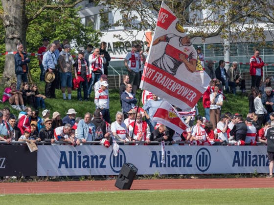 VfB Stuttgart Fans mit Frauenfahne GER, VfB Stuttgart vs. SV Meppen, Fussball, 2. Frauen Bundesliga, 23. Spieltag, Spielzeit 2025 2026, 26.04.2026 GER, VfB Stuttgart vs. SV Meppen, Fussball, 2. Frauen Bundesliga, 23. Spieltag, Spielzeit 2025 2026, 26.04.2026 Stuttgart Copyright: xEibner-Pressefoto CarstenxSchwerx EP_CSG